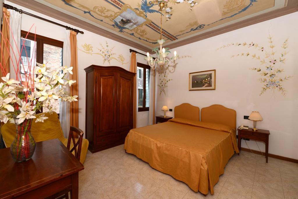Hotel Iris Venice Exterior photo